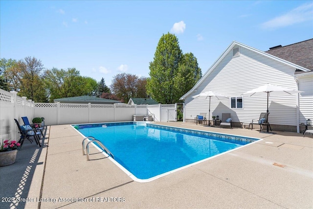 1801 Tahyio Rd, Owosso, MI 48867 - view of swimming pool with a patio area and a fenced backyard