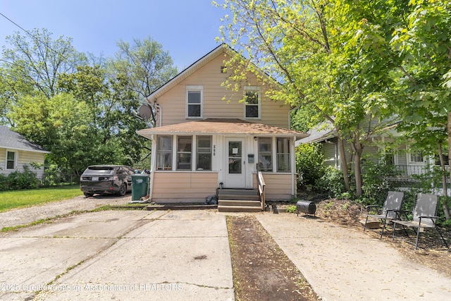 922 Dakin St, Lansing, MI 48912 - traditional style home with a sunroom and entry steps