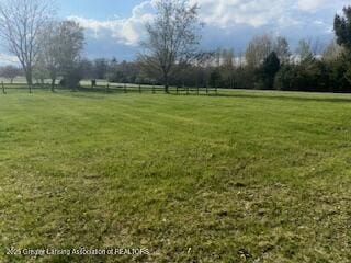 view of yard featuring a rural view