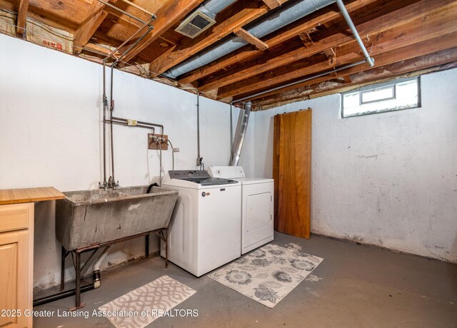 3316 Pickwick Pl, Lansing, MI 48917 - clothes washing area with washing machine and clothes dryer