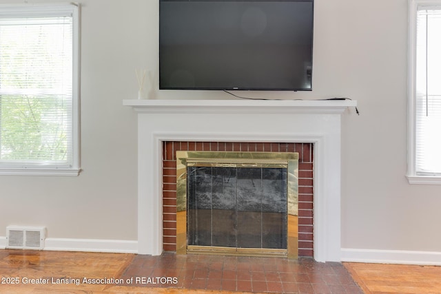 635 Division St, East Lansing, MI 48823 - detailed view of a fireplace with flush hearth and baseboards