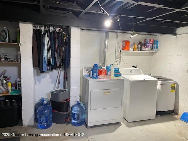 6157 W Stoll Rd, Lansing, MI 48906 - laundry room with washer and clothes dryer and concrete block wall