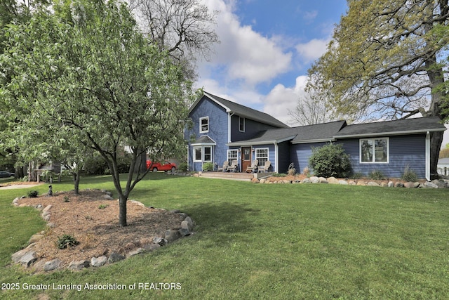 513 E Grand River Rd, Laingsburg, MI 48848 - traditional-style home with a front yard