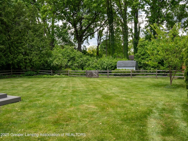 1561 Roseland Ave, East Lansing, MI 48823 - view of yard