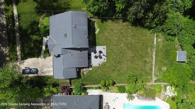 1561 Roseland Ave, East Lansing, MI 48823 - drone / aerial view of a pool