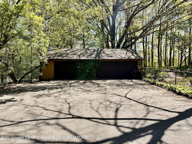 812 Dryer Farm Rd, Lansing, MI 48917 - detached garage with fence