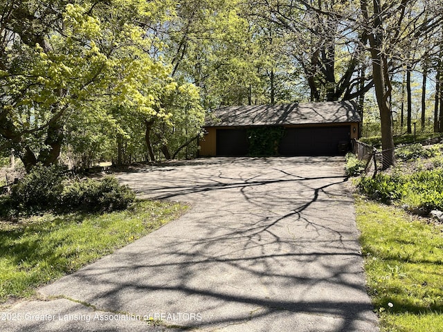 812 Dryer Farm Rd, Lansing, MI 48917 - detached garage featuring fence
