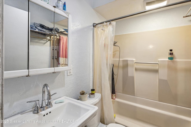 912 Pacific Ave, Lansing, MI 48910 - full bath with a sink, shower / bathtub combination with curtain, toilet, and a textured wall