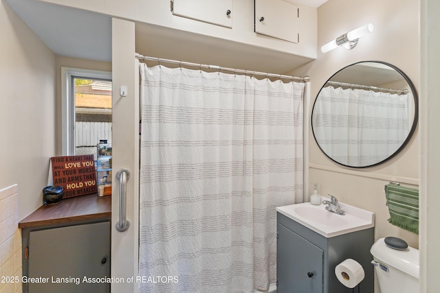 1038 Morgan St, Lansing, MI 48912 - full bath with vanity, toilet, and a shower with shower curtain