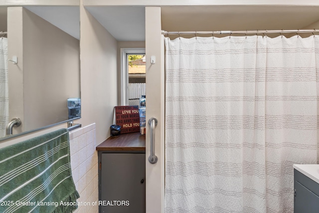 1038 Morgan St, Lansing, MI 48912 - full bath with vanity and a shower with shower curtain