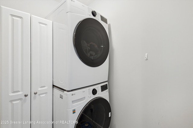 3842 Fossum Ln, Okemos, MI 48864 - laundry area featuring stacked washer / drying machine