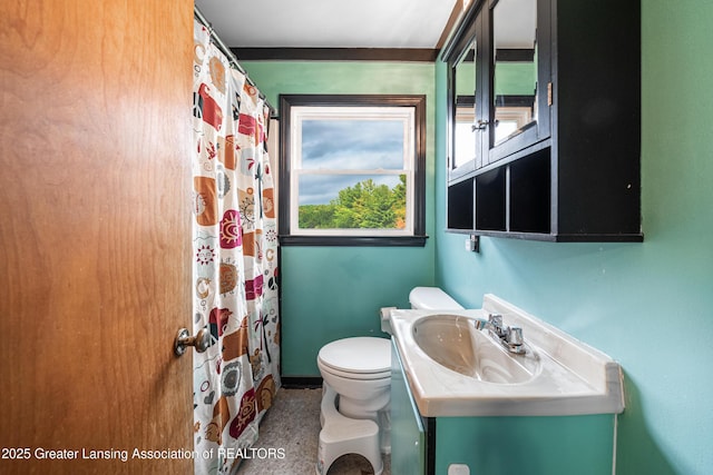 2018 Cooper Ave, Lansing, MI 48910 - full bath featuring toilet, vanity, and curtained shower