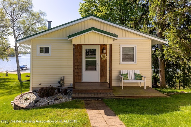 6391 Lakeshore Dr, Lakeview, MI 48850 - bungalow-style home with a front lawn and a water view