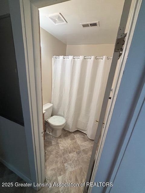 107 Cox Blvd, Lansing, MI 48910 - bathroom with toilet and curtained shower