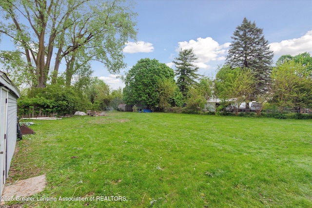 5104 Old Lansing Rd, Lansing, MI 48917 - view of yard