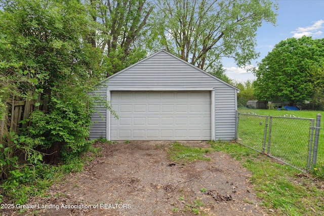 5104 Old Lansing Rd, Lansing, MI 48917 - detached garage with fence