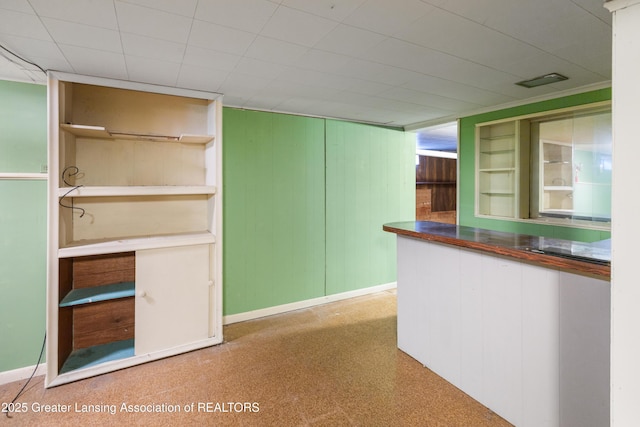 1111 Battle Creek Rd, Charlotte, MI 48813 - bar area featuring baseboards