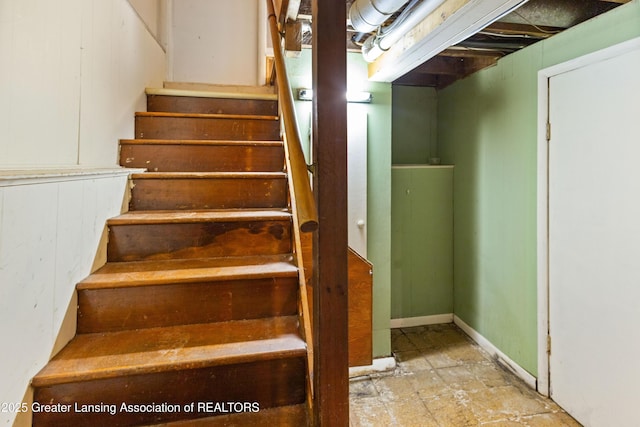 1111 Battle Creek Rd, Charlotte, MI 48813 - view of staircase