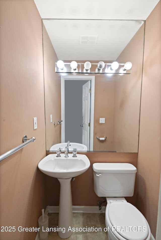 6215 Beechfield Dr, Lansing, MI 48911 - bathroom with toilet