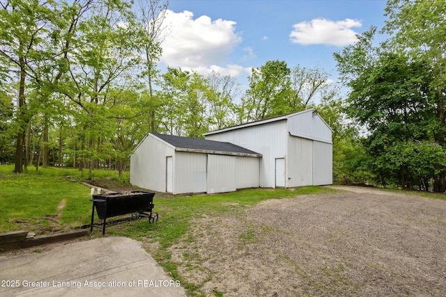 1900 Kaplan St, Lansing, MI 48917 - view of green lawn featuring a pole building and an outdoor structure