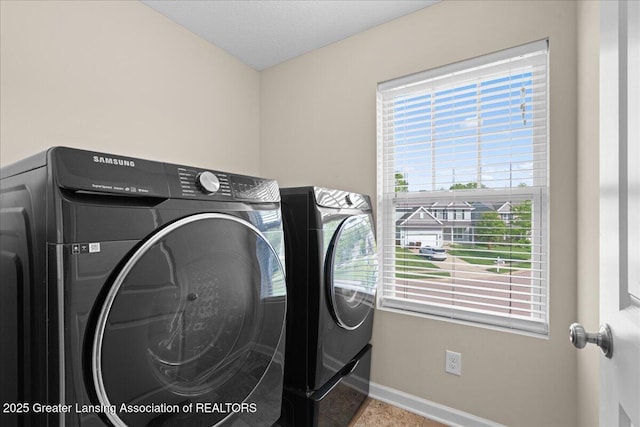 4026 Watts Ln, Lansing, MI 48911 - laundry room with washer and clothes dryer and baseboards