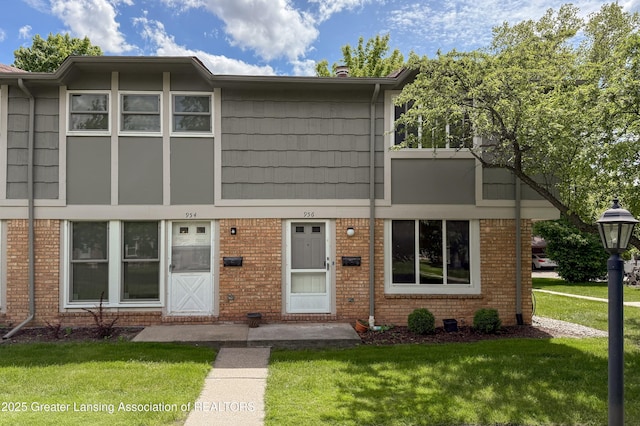 956 Trafalger Ln, East Lansing, MI 48823 - townhome / multi-family property with a front yard and brick siding