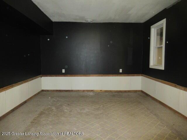 2071 Vandekarr Rd, Owosso, MI 48867 - empty room featuring a wainscoted wall
