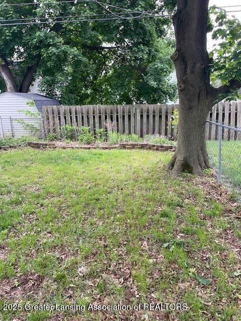 2303 Devonshire Ave, Lansing, MI 48910 - view of yard