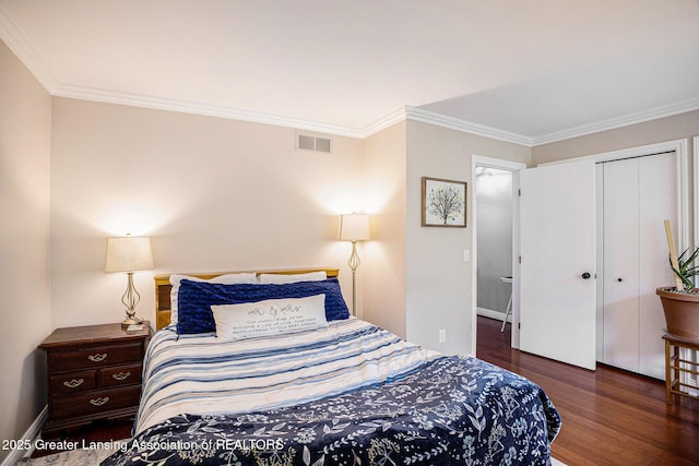 2022 Greenwich Ct, Lansing, MI 48910 - bedroom with wood finished floors, crown molding, baseboards, and a closet