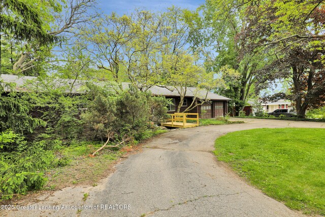 1450 N Hagadorn Rd, East Lansing, MI 48823 - view of front of property featuring curved driveway and a front lawn