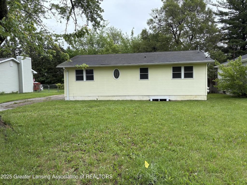 127 S Dibble Ave, Lansing, MI 48917 - back of house featuring a lawn
