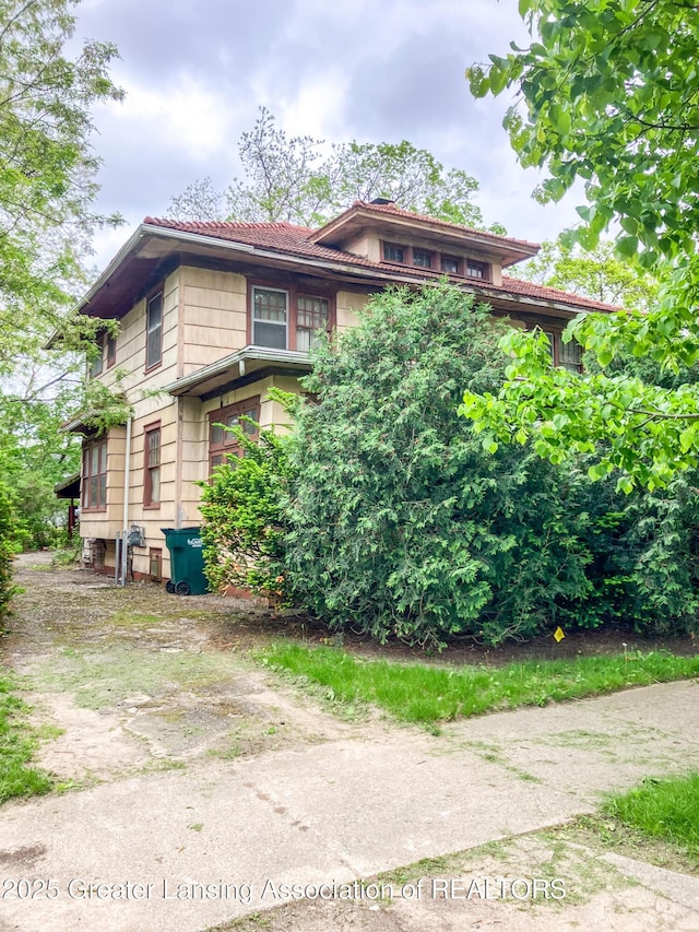 908 N Capitol Ave, Lansing, MI 48906 - view of front facade featuring a tile roof