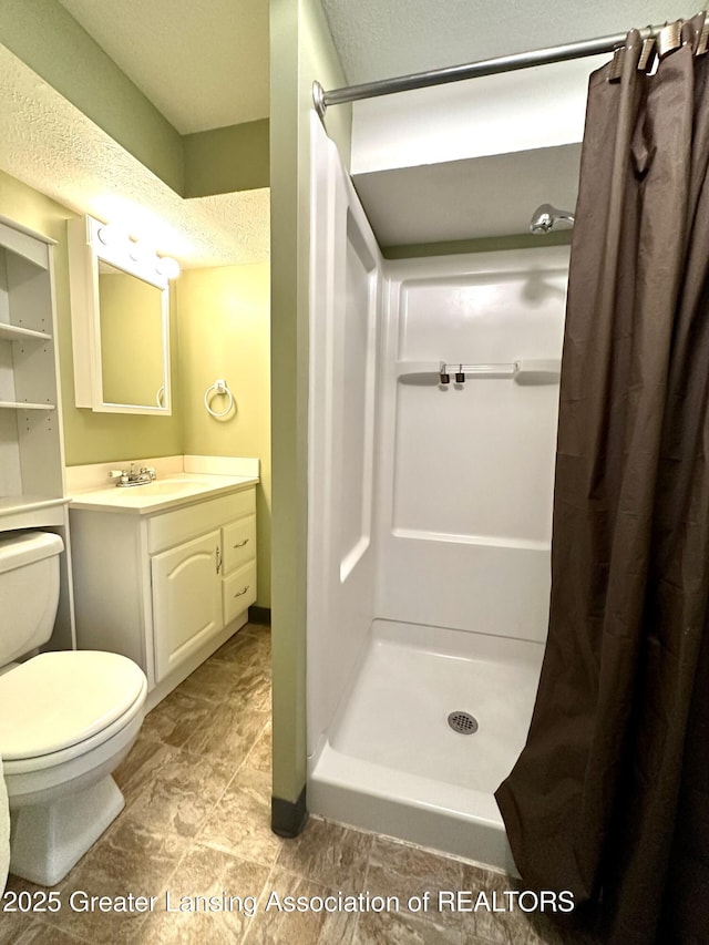 710 Gainsborough Dr, East Lansing, MI 48823 - bathroom with toilet, curtained shower, vanity, and a textured ceiling