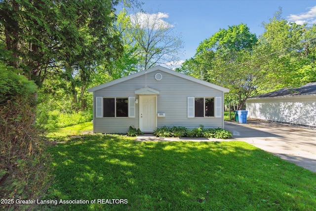 820 Kenwood Ave, Lansing, MI 48910 - bungalow featuring a front yard