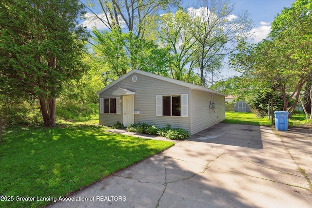 820 Kenwood Ave, Lansing, MI 48910 - bungalow-style home with driveway and a front yard