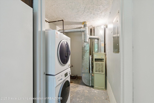 820 Kenwood Ave, Lansing, MI 48910 - washroom featuring stacked washer / drying machine, heating unit, and a textured ceiling
