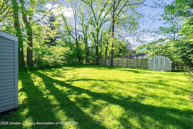 820 Kenwood Ave, Lansing, MI 48910 - view of yard