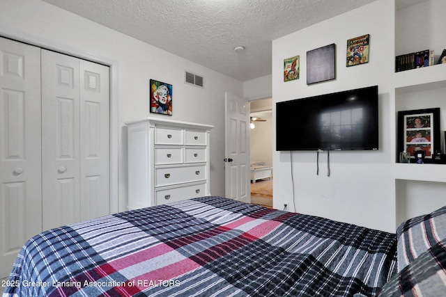 722 Fieldview Dr, Grand Ledge, MI 48837 - bedroom featuring a closet and a textured ceiling