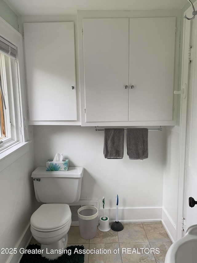 575 Brookland Blvd, Lansing, MI 48910 - bathroom featuring toilet and baseboards