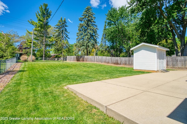 2305 Post Oak Ln, Lansing, MI 48912 - view of yard with a patio