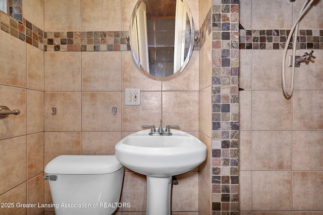 350 Kensington Rd, East Lansing, MI 48823 - bathroom featuring tile walls, toilet, and a shower