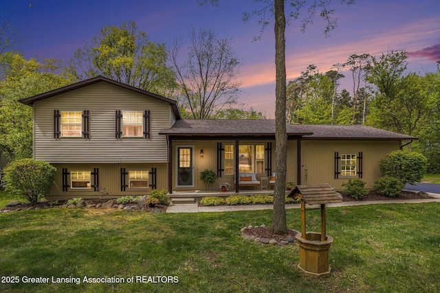 8450 Pineview Lake Dr, Linden, MI 48451 - split level home with covered porch and a front yard