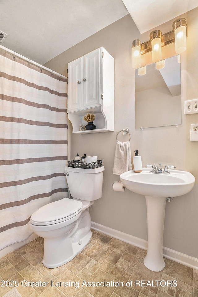 8450 Pineview Lake Dr, Linden, MI 48451 - bathroom with toilet, baseboards, and curtained shower