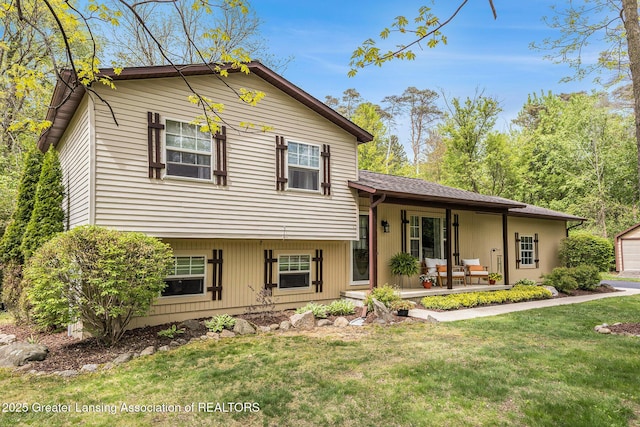 8450 Pineview Lake Dr, Linden, MI 48451 - split level home featuring a front yard