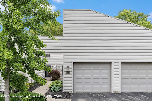 1146 S Ridge Rd, Lansing, MI 48917 - garage with driveway
