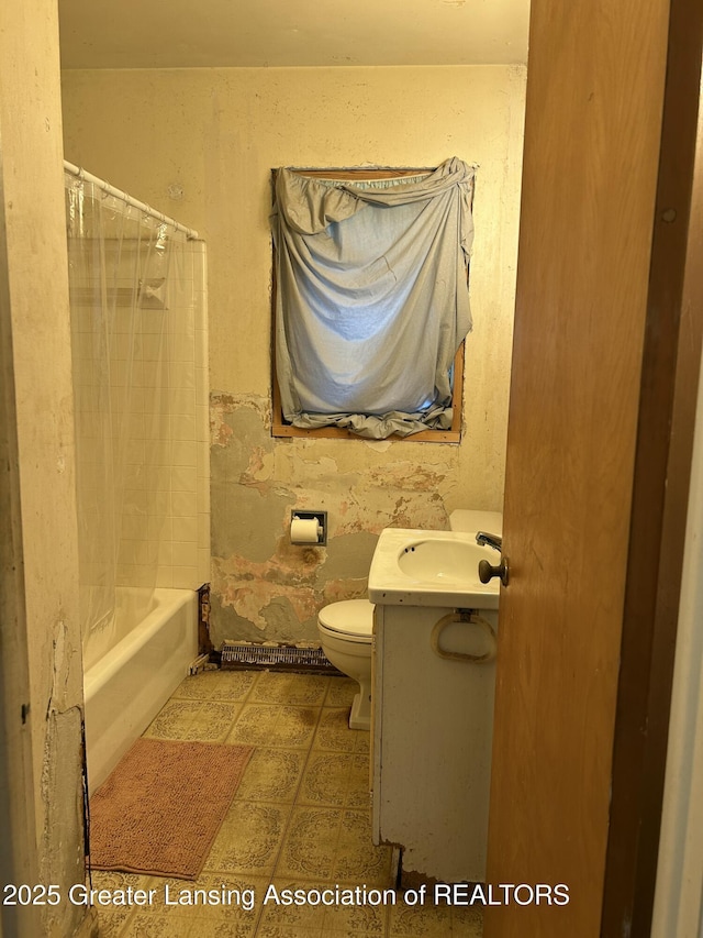 657 Spartan Ave, East Lansing, MI 48823 - bathroom with vanity, toilet, and shower / bathtub combination with curtain