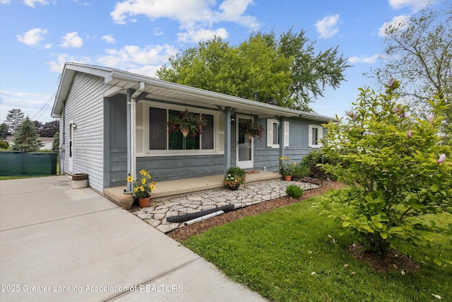 530 S Dibble Blvd, Lansing, MI 48917 - view of front of home with a porch