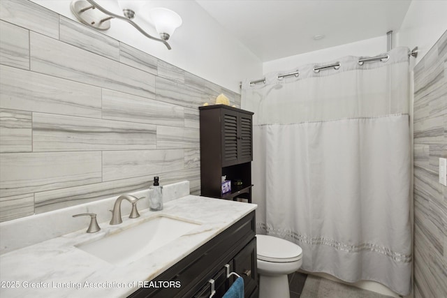 530 S Dibble Blvd, Lansing, MI 48917 - full bath with tile walls, toilet, vanity, and curtained shower