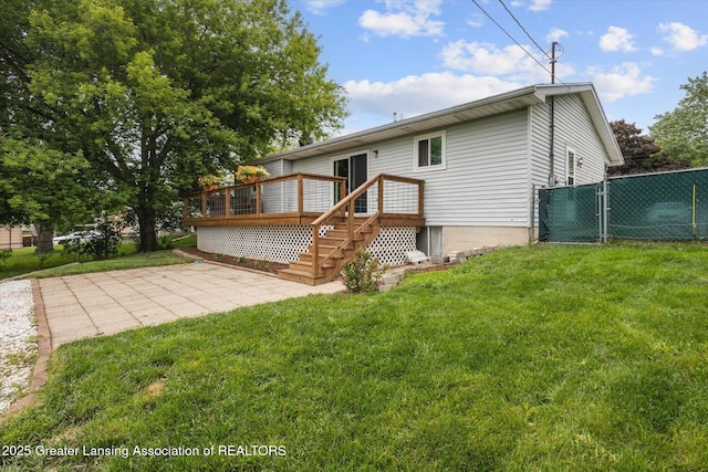 530 S Dibble Blvd, Lansing, MI 48917 - back of house with a wooden deck and a patio