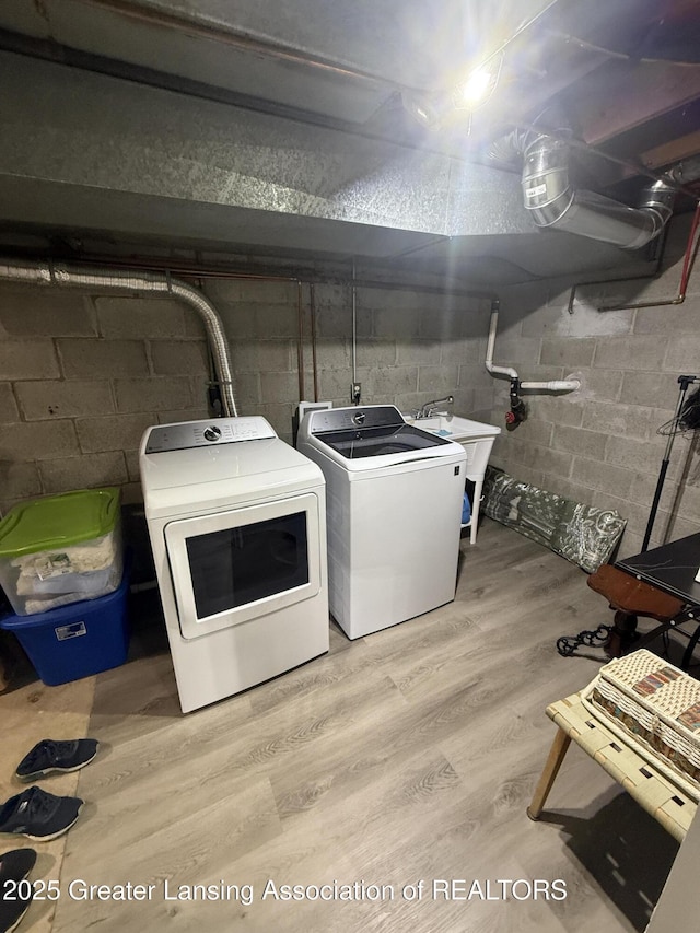 4412 Darron Dr, Lansing, MI 48917 - laundry area featuring independent washer and dryer and wood finished floors